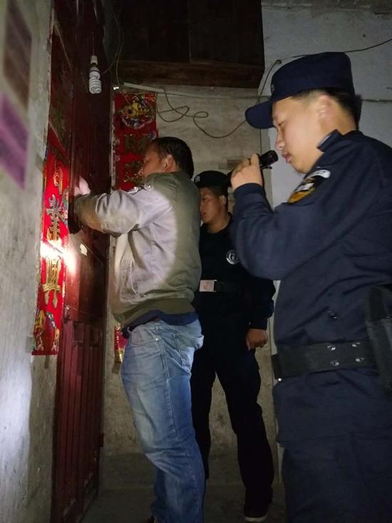 望谟换锁粗心妈妈误将幼女锁家中 民警全城寻开锁师傅开门